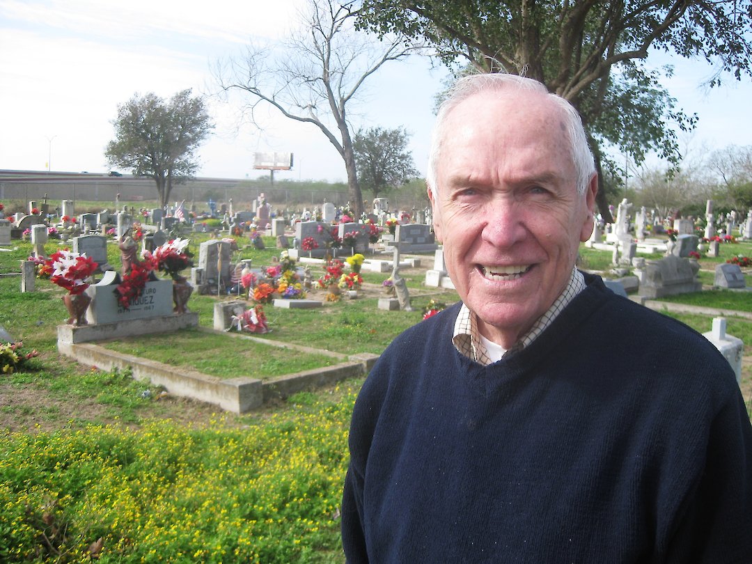<p>Rolando Hinojosa Smith en el cementerio de su pueblo natal, Mercedes, Texas (2011), lugar importante en su obra. © Fotografía cortesía de Manuel Martín Rodríguez</p>